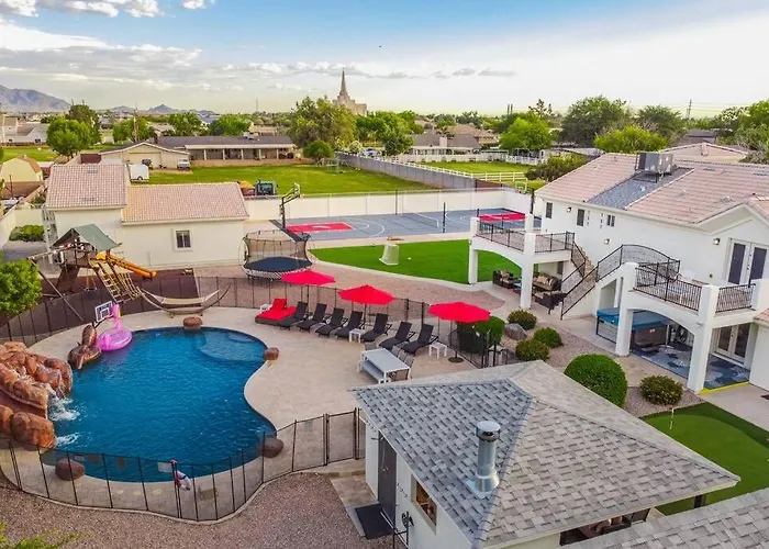 Holiday home Lefairview Chateau- Pickleball Heated Pool Jacuzzi