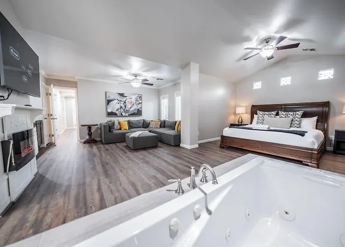 Holiday home Lefairview Chateau- Pickleball Heated Pool Jacuzzi *